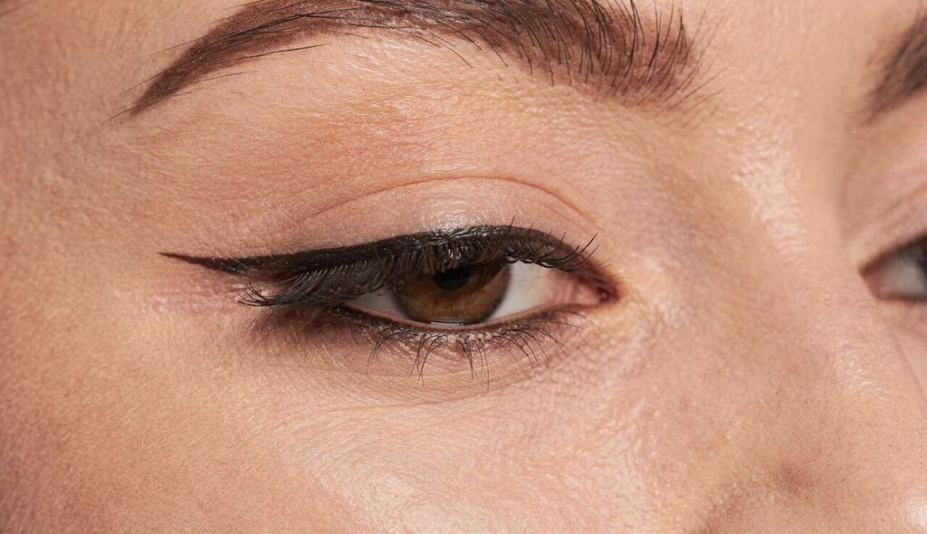 Schlupflider kaschieren: Die Eyeliner-Technik, die Make-up-Artists jetzt empfehlen