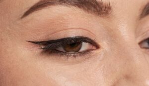 Schlupflider kaschieren: Die Eyeliner-Technik, die Make-up-Artists jetzt empfehlen